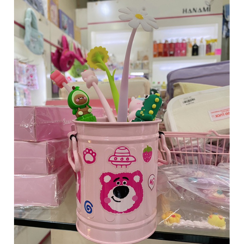 Xô/ ống đựng bút gấu dâu kèm sticker gấu dâu
