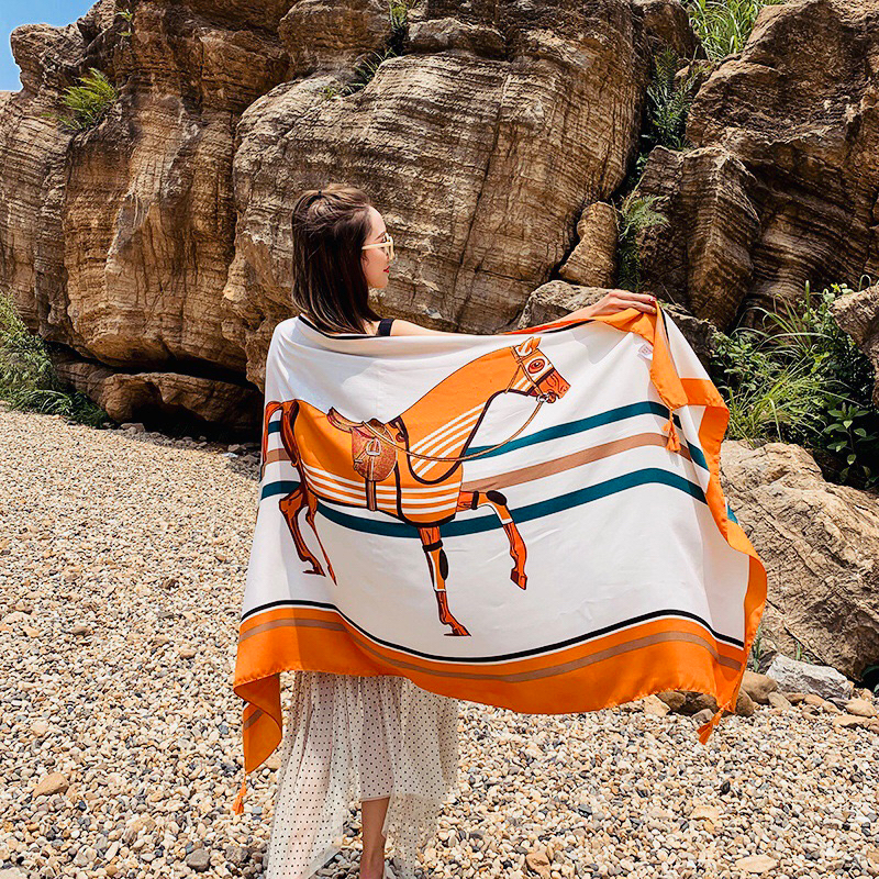 Khăn Choàng Hoạ Tiết Ngựa Vàng Cam Độc Lạ Dành Cho Các Quý Cô Sang Chảnh