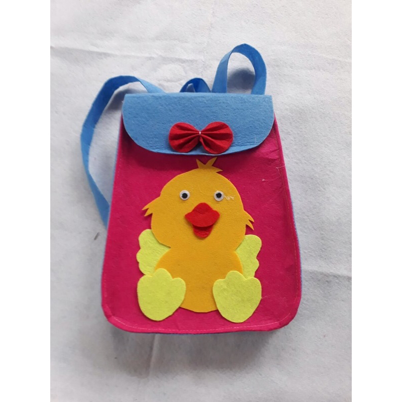 Ba lô mầm non làm bằng vải nỉ.