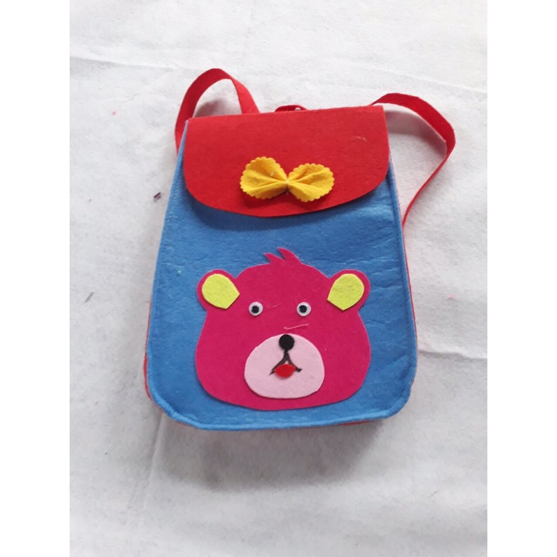 Ba lô mầm non làm bằng vải nỉ.