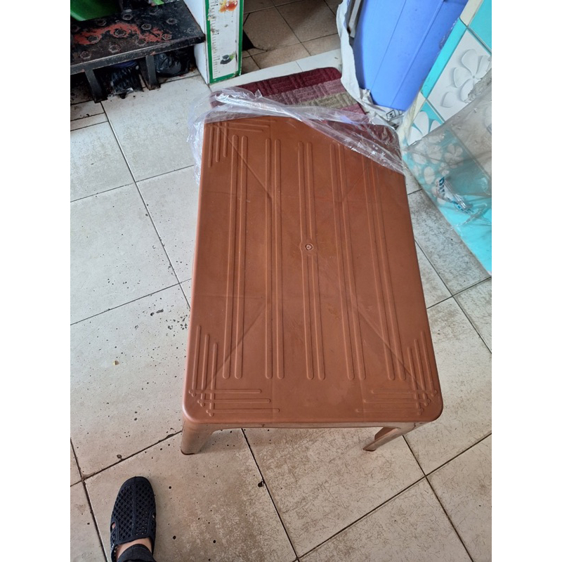 BÀN NHỰA MÀU NÂU