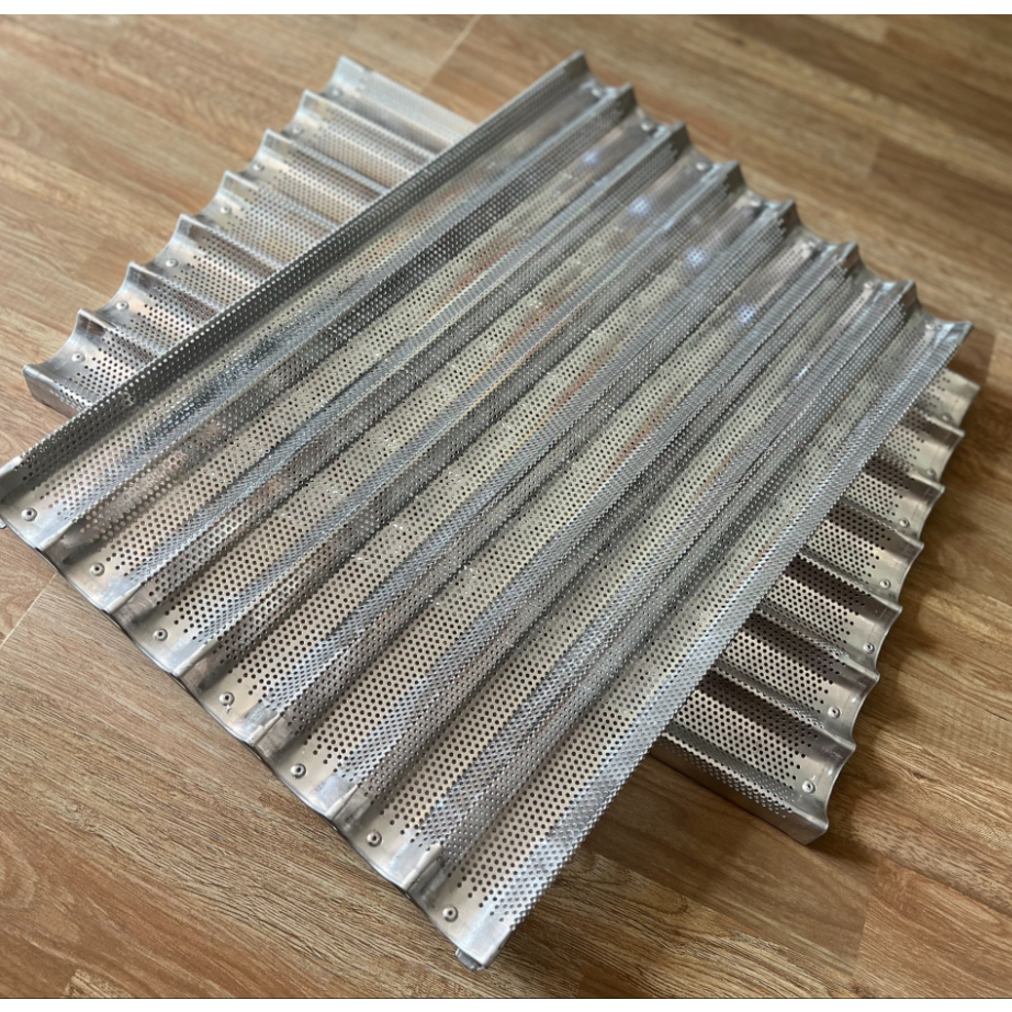 Khay nướng bánh mì từ 5 sóng đến 8 sóng    mâm được làm bằng nhôm dày, khung viền inox chắc chắn