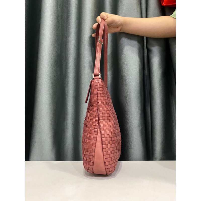 Túi si hiệu dáng đeo chéo đeo vai làm từ da dê đan của Nhật