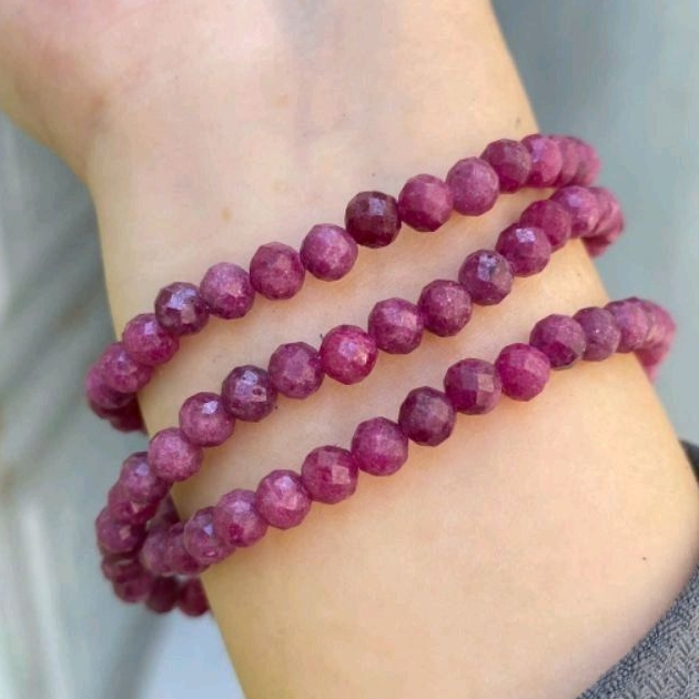 Vòng tay quấn 3 vòng ru. bi màu hồng cắt giác 5mm
