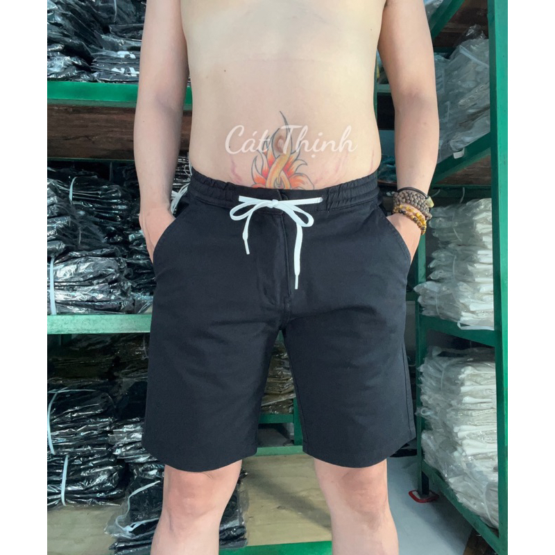 Quần short nam kaki trên gối co giản có khoá kéo.
