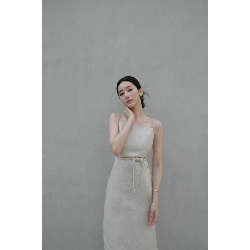 Đầm midi 2 dây kem thắt bím cup ngực hở lưng kèm dây cột eo chất lenin