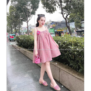 Đầm babydoll thời trang nữ mặc đi chơi 2 dây đính hoa bo chun ngực chất vải caro xốp y mẫu. Freesize