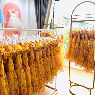 Váy bé gái, đầm bé gái tơ óng siêu cao cấp mềm mịn màu vàng chanh xả  cực xinh cho bé gái từ 1-10 tuổi tại Mom's Choice