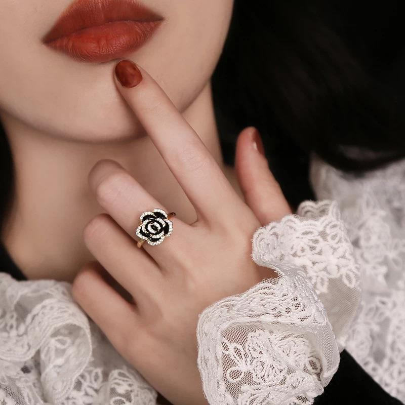 Nhẫn hoa nữ thanh lịch sang trọng màu đen HHD