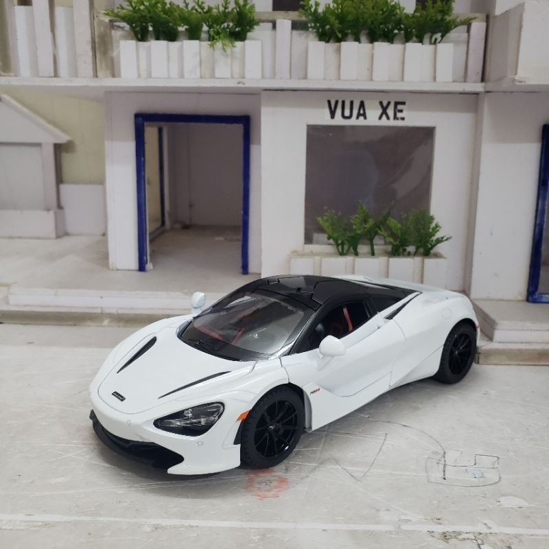 Mô hình xe McLaren 720S tỉ lệ 1/24 có đèn và chạy cót