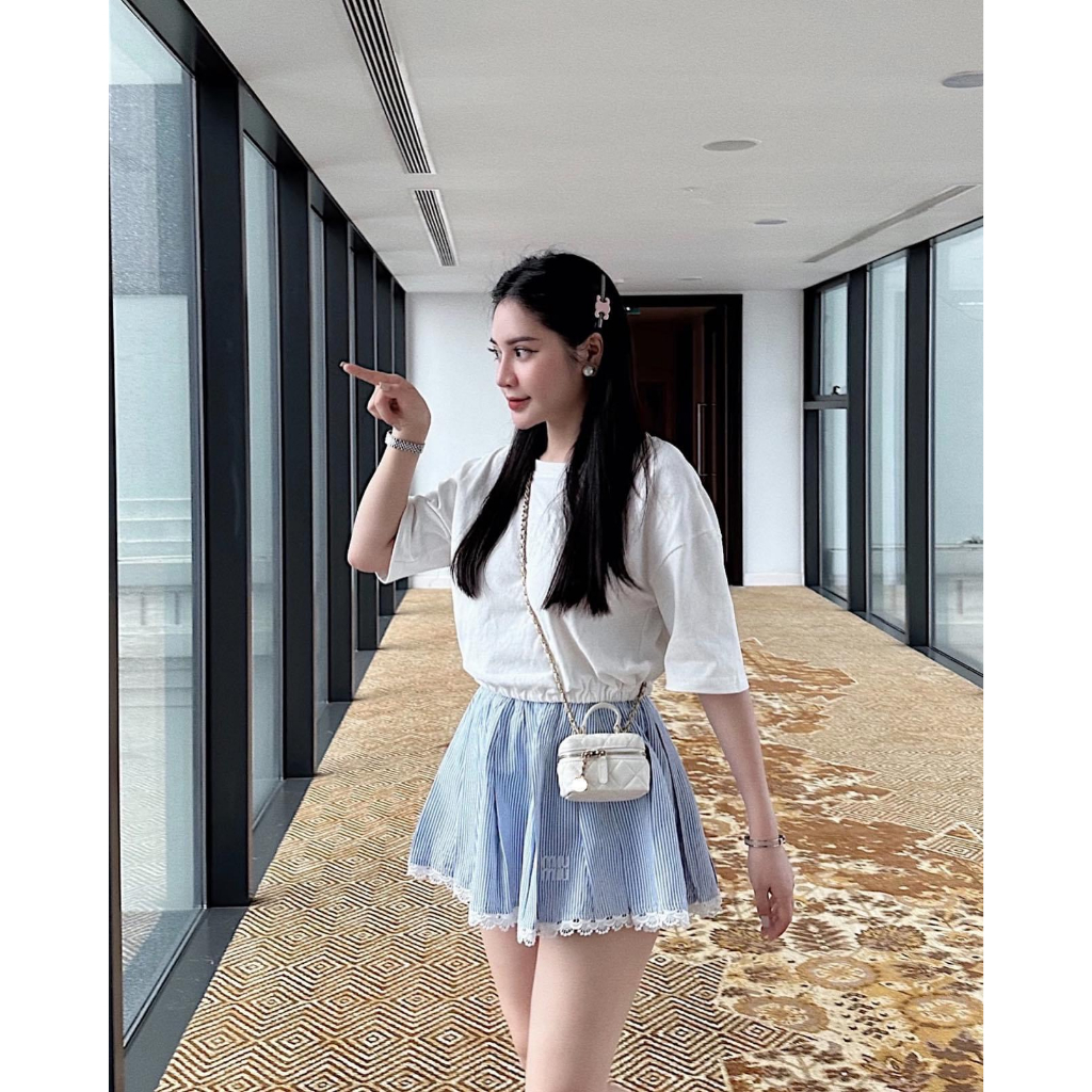 Set Bộ Đồ Nữ Áo Phông MIUMIU Xẻ Hở Lưng Dây Rút Eo Mix Chân Váy Kẻ Xếp Ly Viền Ren Gấu Freesize