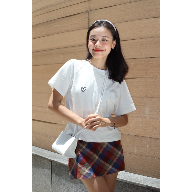 Áo thun khoét lưng hoa viền đen - paparoti