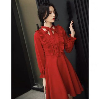Đầm váy đỏ bèo trước tiểu thư
