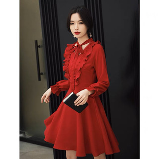 Đầm váy đỏ bèo trước tiểu thư