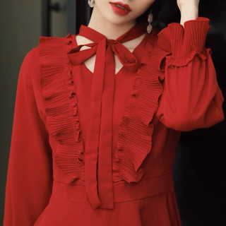 Đầm váy đỏ bèo trước tiểu thư