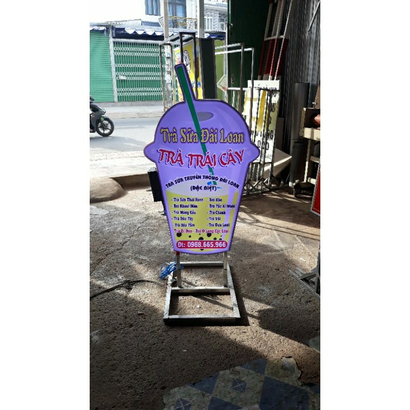 bảng mô hình ly trà sữa mica sáng điện 60x100 2 măt