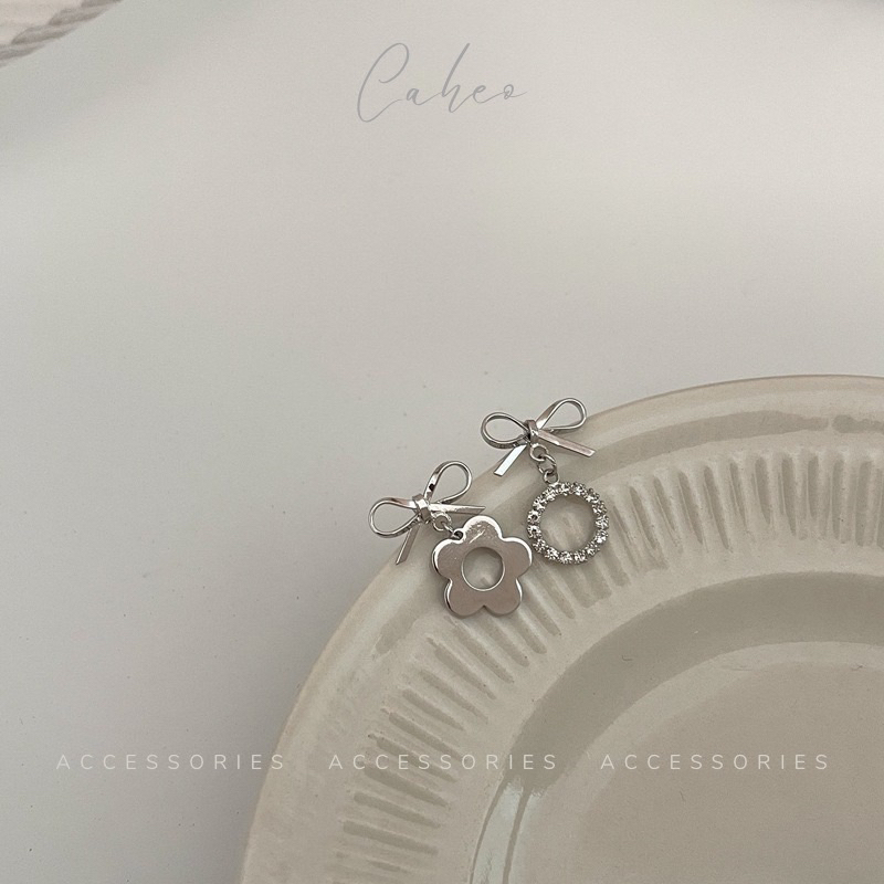Khuyên tai nữ kim bạc Caheo Accessories CHA019 bất đối xứng hoa mặt trời