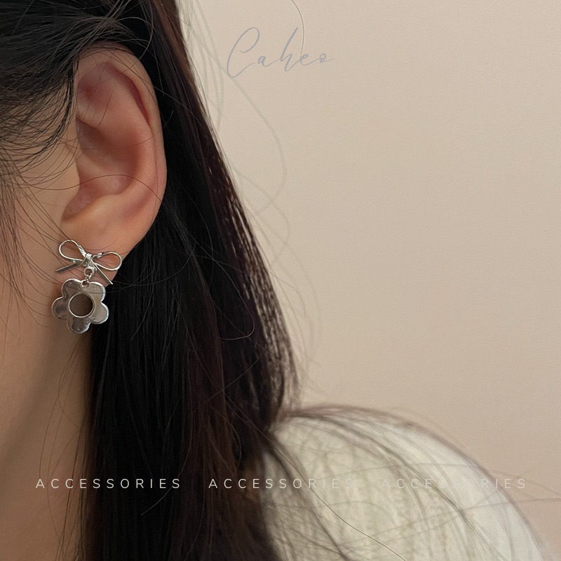 Khuyên tai nữ kim bạc Caheo Accessories CHA019 bất đối xứng hoa mặt trời