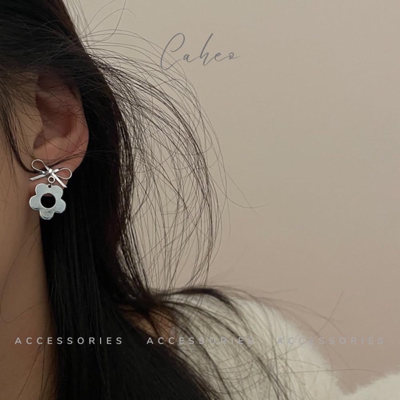 Khuyên tai nữ kim bạc Caheo Accessories CHA019 bất đối xứng hoa mặt trời