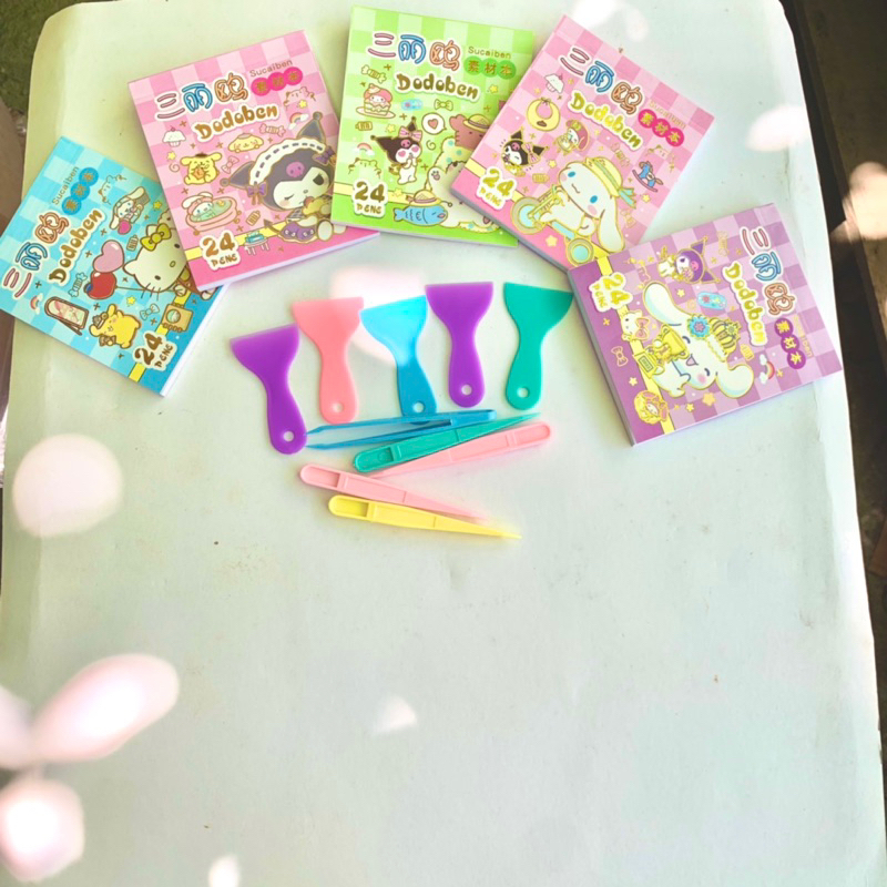 Sổ sticker 24 trang Sanrio kèm gạt và nhíp ghắp
