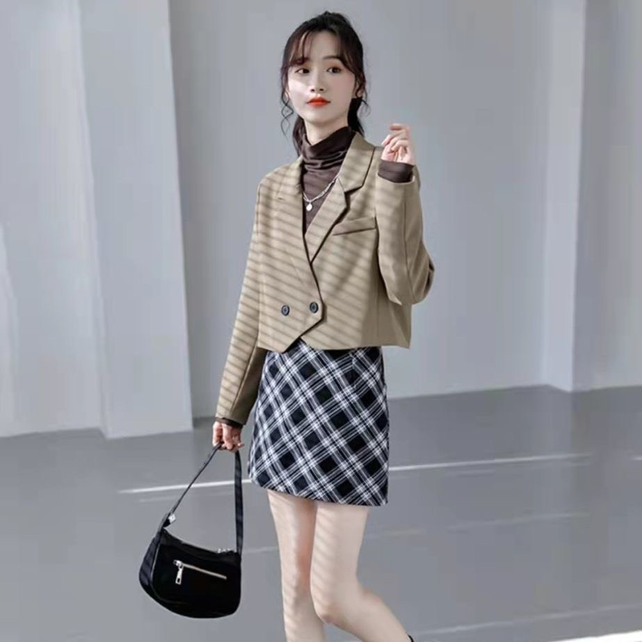 Áo blazer dáng ngắn đính cúc chéo form Hàn Quốc siêu xinh