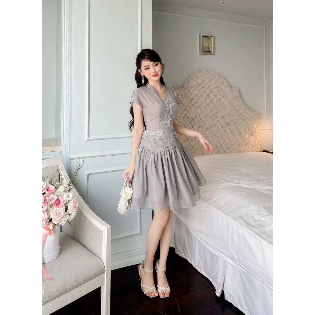 Khâu Váy tơ cổ v đính điệp cầu vai sang chảnh Tơ ánh điệp Xám