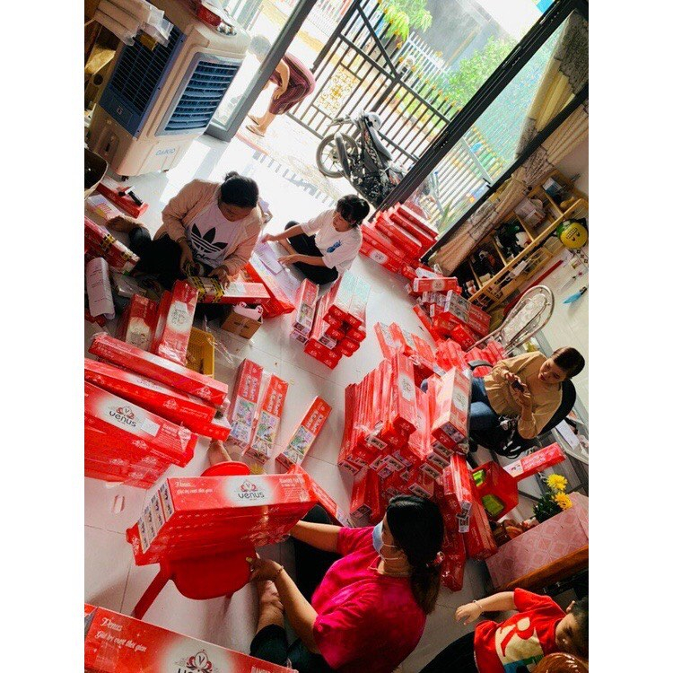 Tranh đính đá Đôi Công Phú Quý - kich thước: 75x50cm