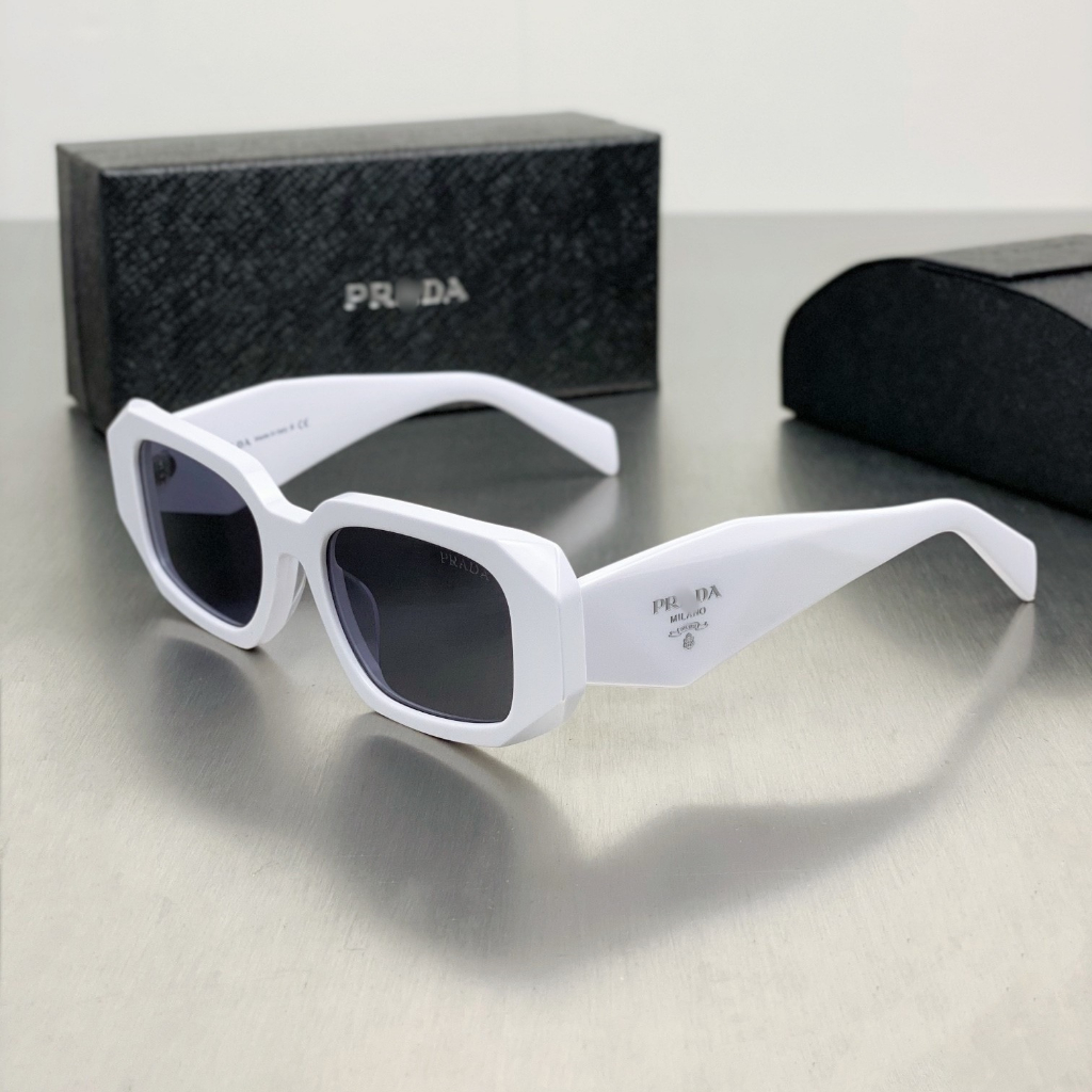 Kính râm PRADA 2 màu đen trắng hot trend2023.Kiểu dáng unisex,phong cách hiện đại,sành điệu.Bản có logo 2bên,chống UV400
