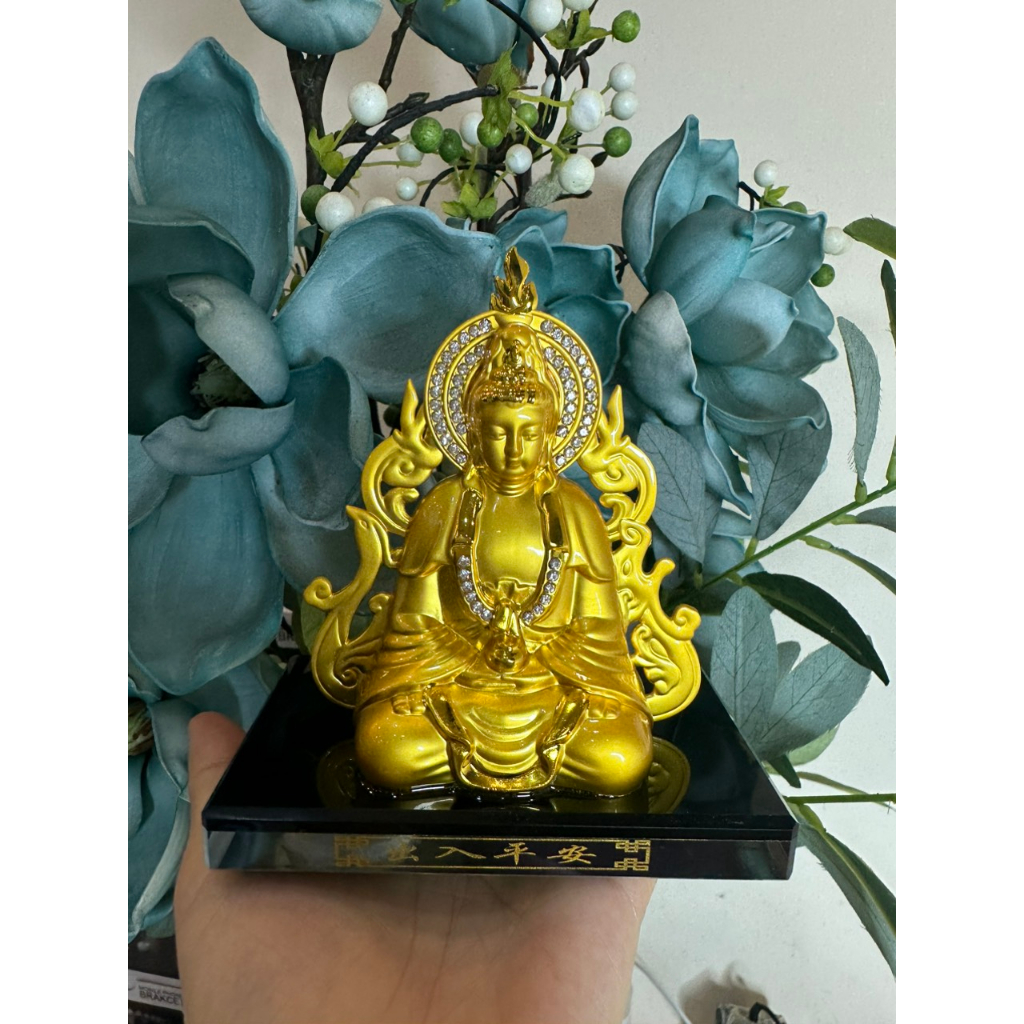 Tượng Quan Thế Âm đế kính đặt xe hơi