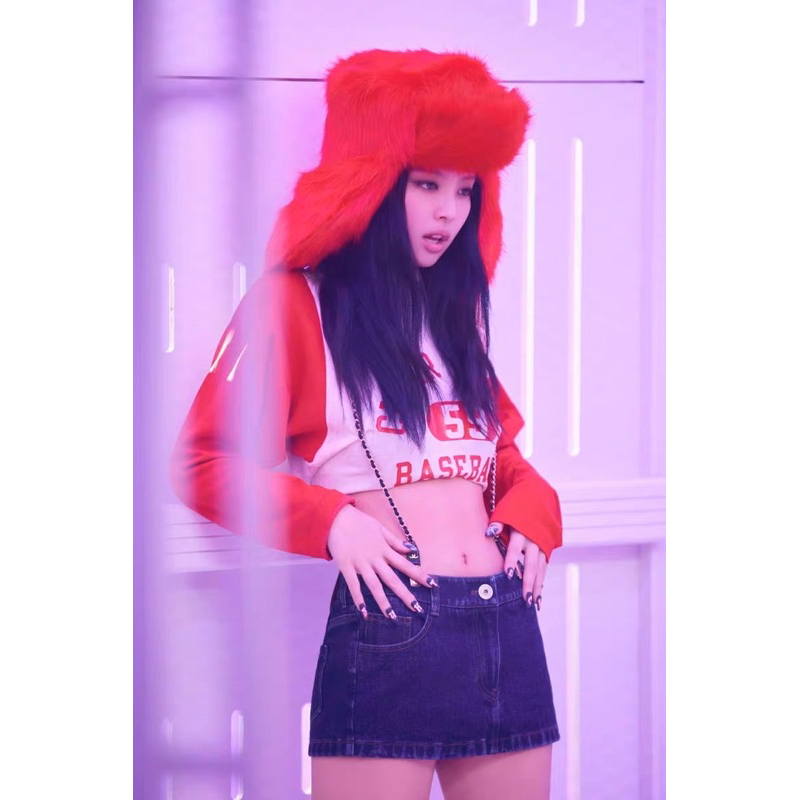 Áo và mũ đỏ giống Jennie trong MV Shut Down