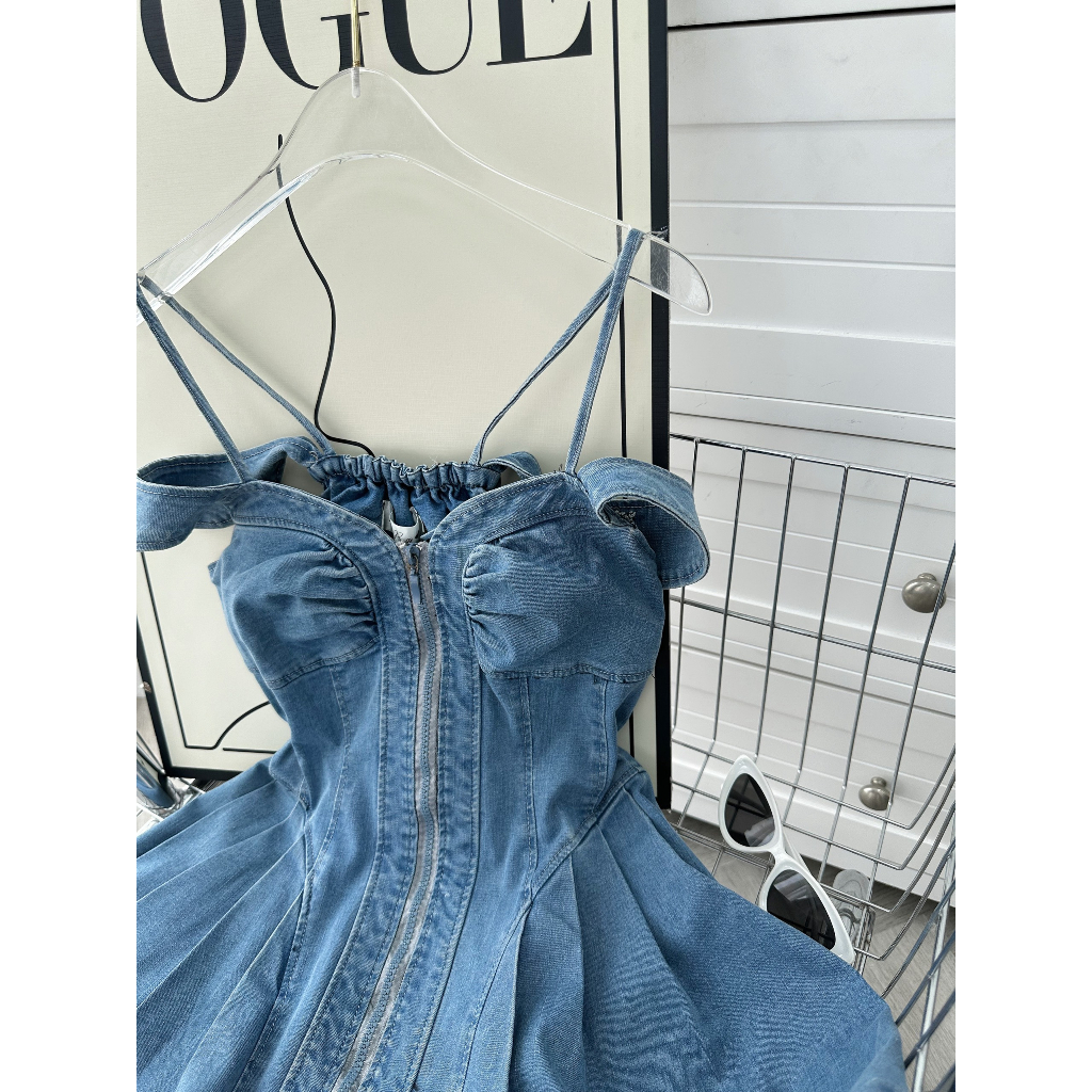 ĐẦM JEAN DÂY KÉO NGỰC XẾP NHÚN RỚT VAI 2 DÂY XÒE (TH)