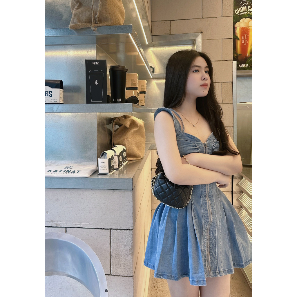 ĐẦM JEAN DÂY KÉO NGỰC XẾP NHÚN RỚT VAI 2 DÂY XÒE (TH)