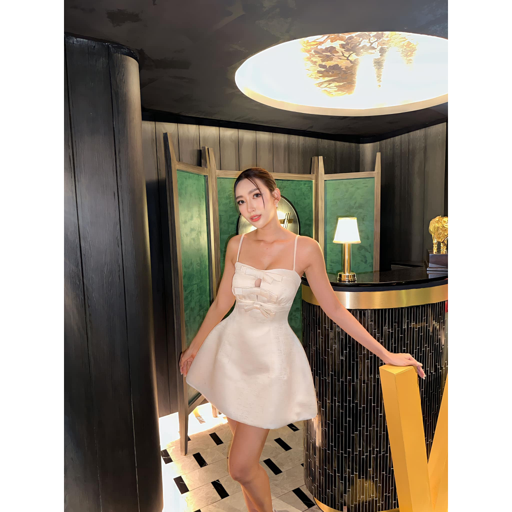 Anis_ Đầm hai dây form A có đệm ngực, đính ba nơ phía trước.