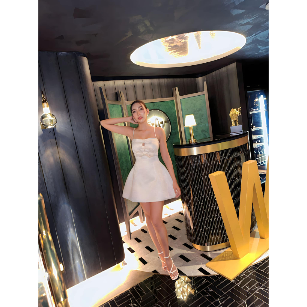 Anis_ Đầm hai dây form A có đệm ngực, đính ba nơ phía trước.