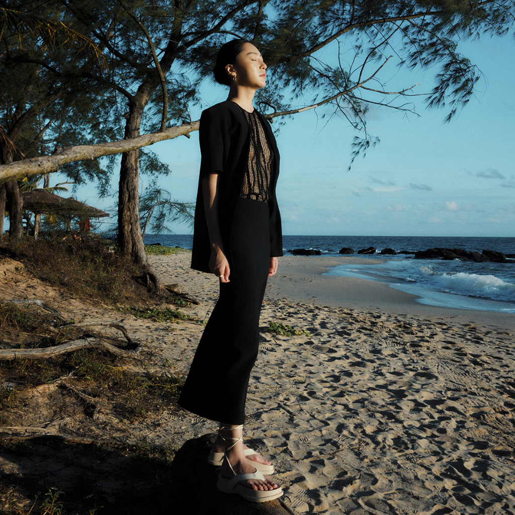 REINA- Short-sleeve Blazer without Lepels - Stripe Crochet Tank và Chân váy Cut-out Twill Midi Skirt