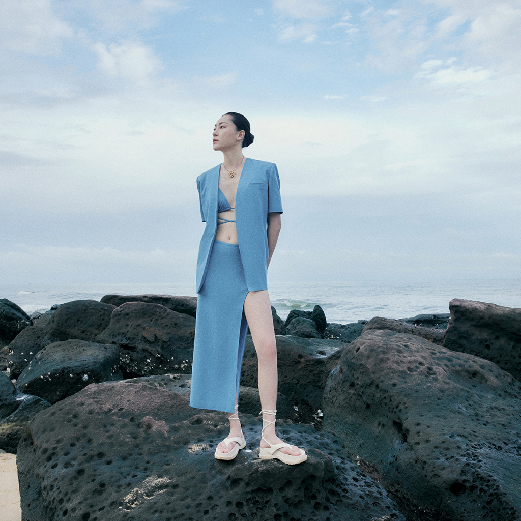 REINA -Short-sleeve Denim Blazer without Lepels - Ficus Cut-out Triangle Bra và Chân váy Cut-out Denim Midi Skirt