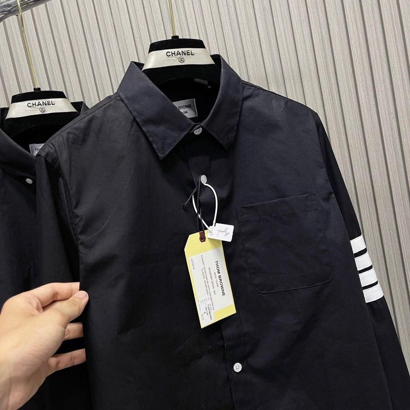 Áo SơMi Đen Nam Dài Tay Tho.me Vải Thô Thêu 4 Sọc Kẻ Trắng Tay Thêu Logo Chữ Bụng Hàng Siêu Cấp Hottrend 2023