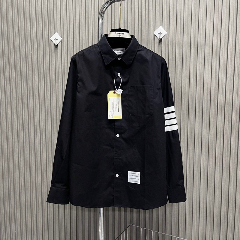 Áo SơMi Đen Nam Dài Tay Tho.me Vải Thô Thêu 4 Sọc Kẻ Trắng Tay Thêu Logo Chữ Bụng Hàng Siêu Cấp Hottrend 2023