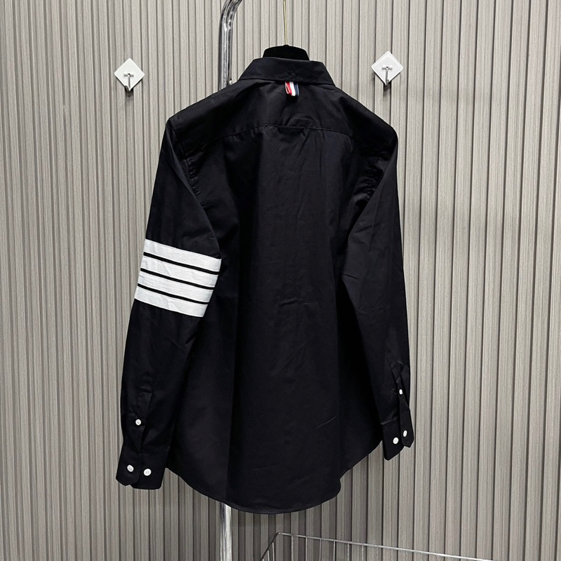 Áo SơMi Đen Nam Dài Tay Tho.me Vải Thô Thêu 4 Sọc Kẻ Trắng Tay Thêu Logo Chữ Bụng Hàng Siêu Cấp Hottrend 2023
