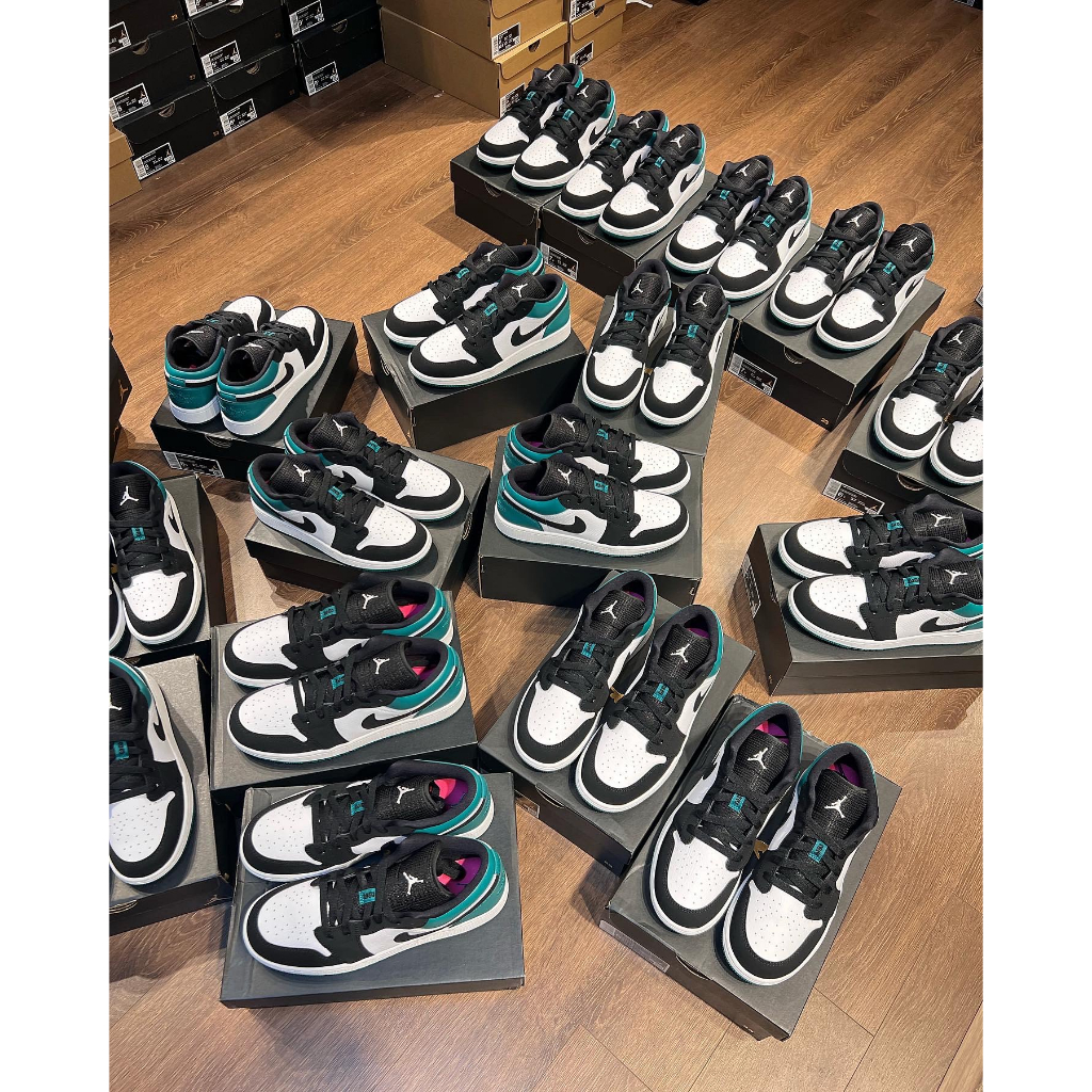 Giày Sneaker Nike Air Jordan 1 Low GS 'Mystic Green'  màu Xanh Trắng Đen | PiuPiu Authentic