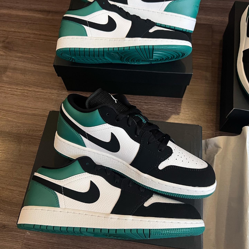 Giày Sneaker Nike Air Jordan 1 Low GS 'Mystic Green'  màu Xanh Trắng Đen | PiuPiu Authentic