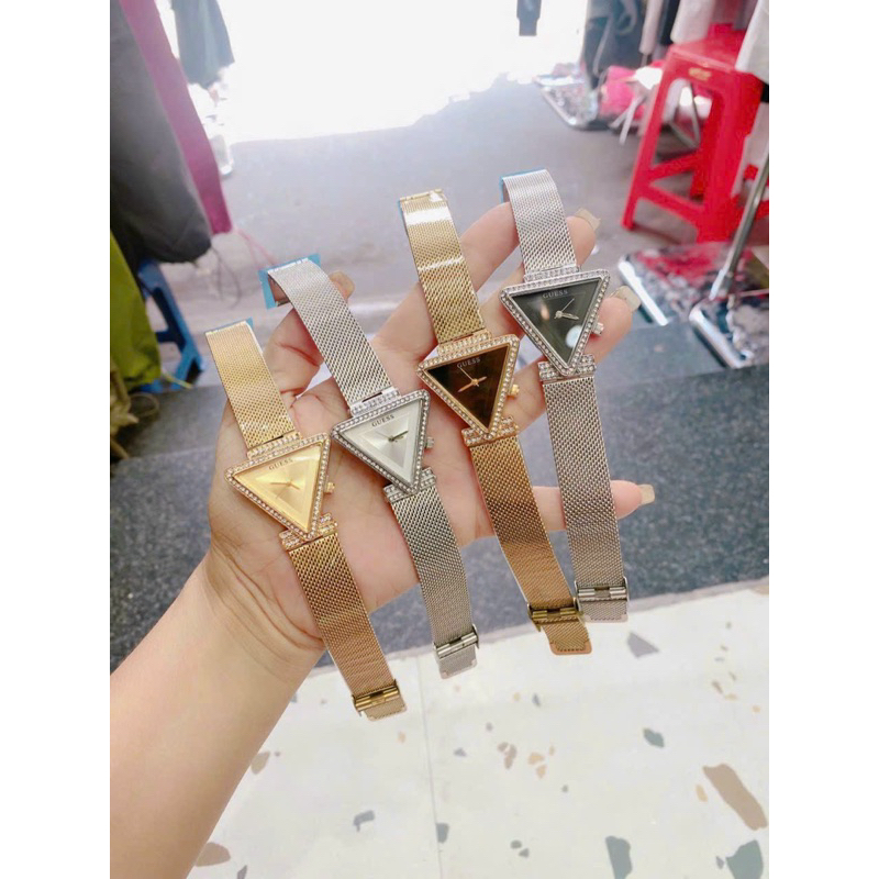 Đồng hồ mặt tam giác đính đá Guess sang trọng