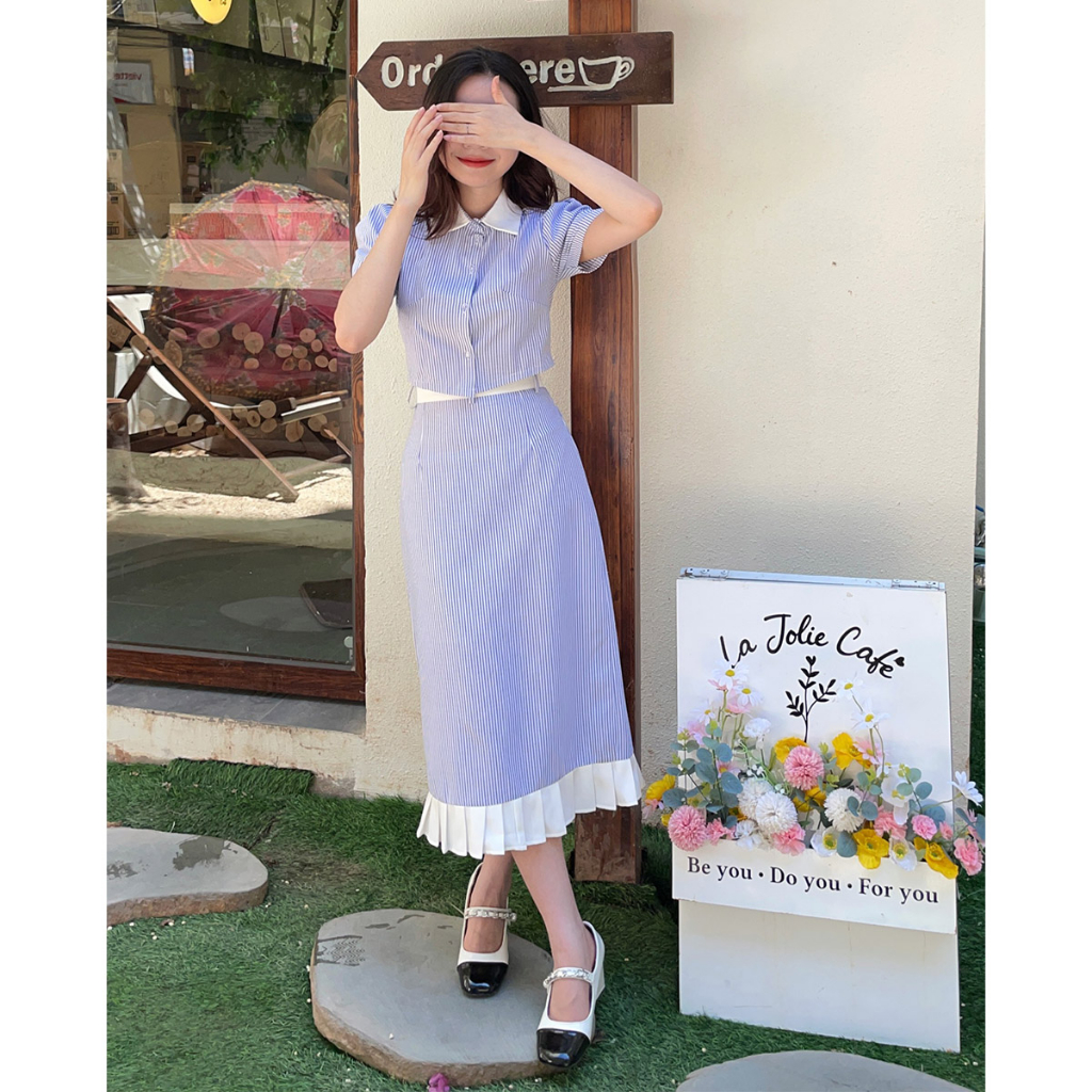 JOYCÉ - Set váy kẻ xanh dáng áo croptop chân váy cạp cao phối xếp ly