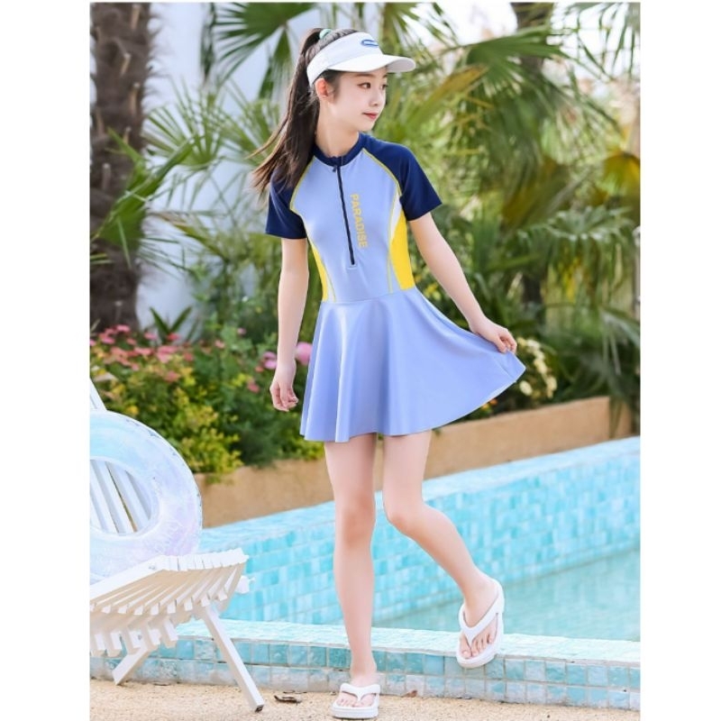 Đồ bơi kiểu váy cho trẻ lớn hiệu YLIKE mẫu Paradise xanh phối vàng ở hông , phong cách thể thao khoẻ khoắn.