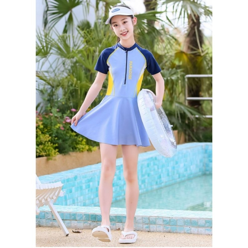 Đồ bơi kiểu váy cho trẻ lớn hiệu YLIKE mẫu Paradise xanh phối vàng ở hông , phong cách thể thao khoẻ khoắn.