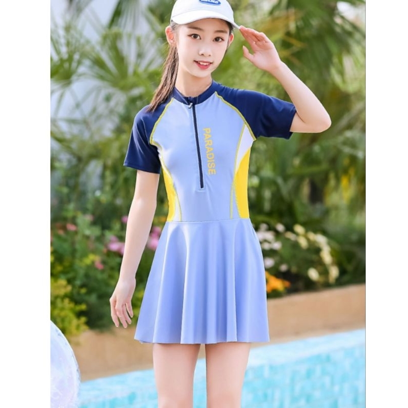 Đồ bơi kiểu váy cho trẻ lớn hiệu YLIKE mẫu Paradise xanh phối vàng ở hông , phong cách thể thao khoẻ khoắn.