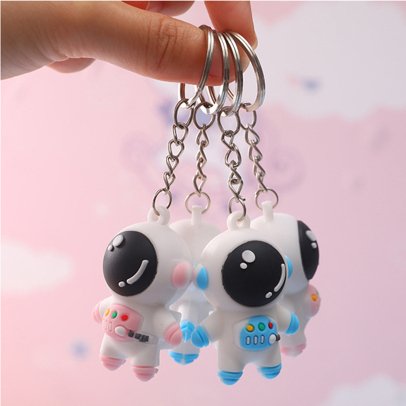 Móc khóa phi hành gia màu xanh và hồng