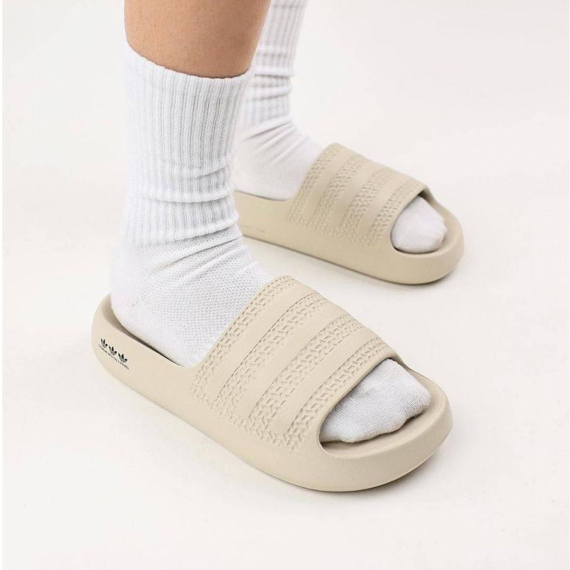 Dép nam nữ Ayoon màu be vàng mới nhất Hot 2023 Dép ayoon kem đế cao su non Form dáng thể thao