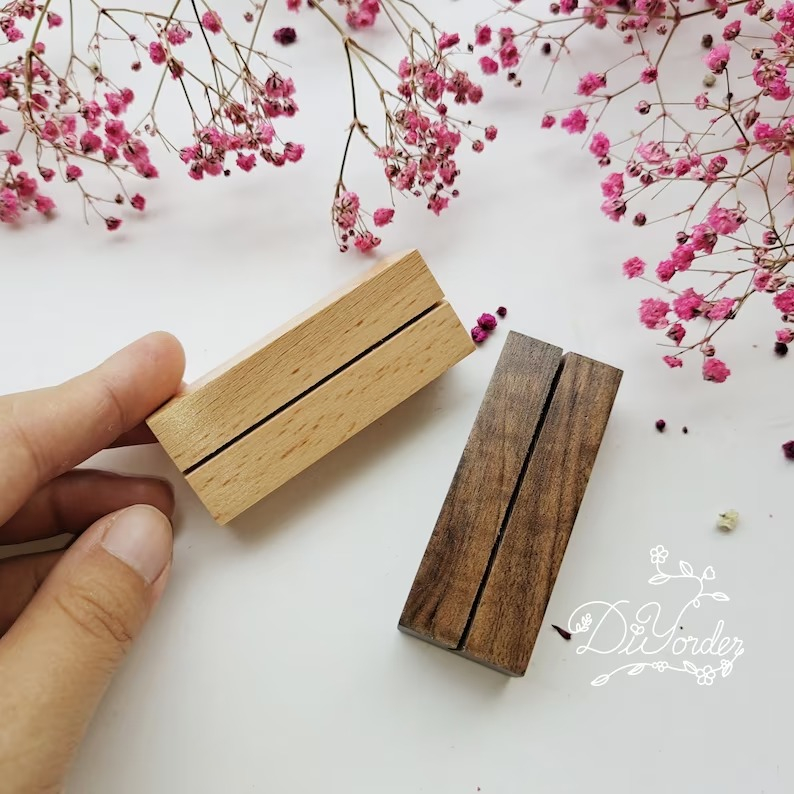 Giá đỡ kẹp ảnh mini, bưu thiếp để bàn, được thiết kế đơn giản bằng chất liệu gỗ cao cấp nhập khẩu Pháp.
