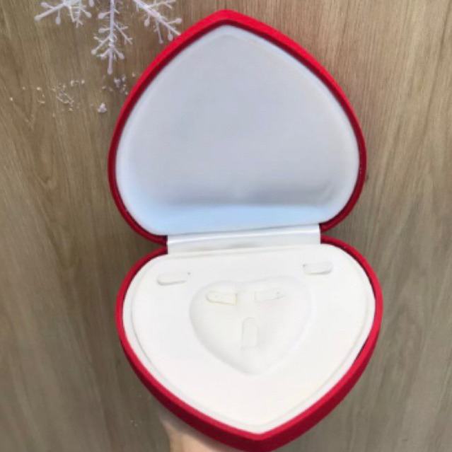 Hộp nhung đỏ trái tim trưng bày trang sức